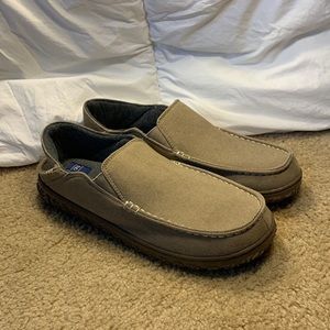 Men’s slipper. Size: 11-12